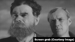 Кадр из фильма «Я люблю» Леонида Лукова: Никанор и его сын Остап