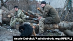 Водій Василь та матрос Дмитро відпочивають після заготівлі дров