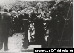 На фото: Андрій Мельник разом зі Степаном Бандерою, Миколою Капустянським та іншими діячами ОУН під час покладання квітів на могилі першого керівника ОУН Євгена Коновальця. Роттердам, 1958 рік. Фото із ГДА СЗР України