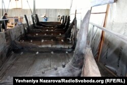 Херсонський човен більший за відрестраврований запорізькими істориками байдак у кілька разів: його довжина 40 метрів, а ширина – 10 метрів
