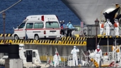 Медики швидкої допомоги та берегової охорони Японії в захисному спорядженні готуються до транспортування заражених пасажирів, які перебували на борту круїзного лайнера Diamond Princess, у порту Йокогама, 5 лютого 2020 року