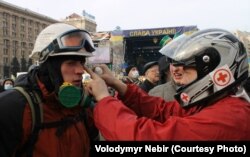 Володимир Небір надає першу медичну допомогу на Майдані