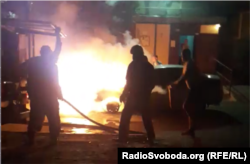 Пожежники, які прибули на місце, намагалися приборкати полум’я