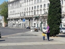 Батько з дитиною на безлюдній вулиці в центрі міста