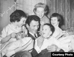 У час, вільний від зйомок, він читав своїй малечі казки