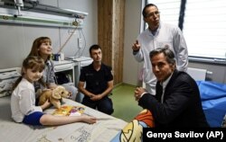 Держсекретар США Ентоні Блінкен (праворуч) під час відвідин дитячої лікарні у столиці України. Київ, 8 вересня 2022 року