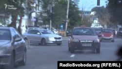 Знімальна група помітила, як синхронно за нею з місця рушив автомобіль «Шкода»