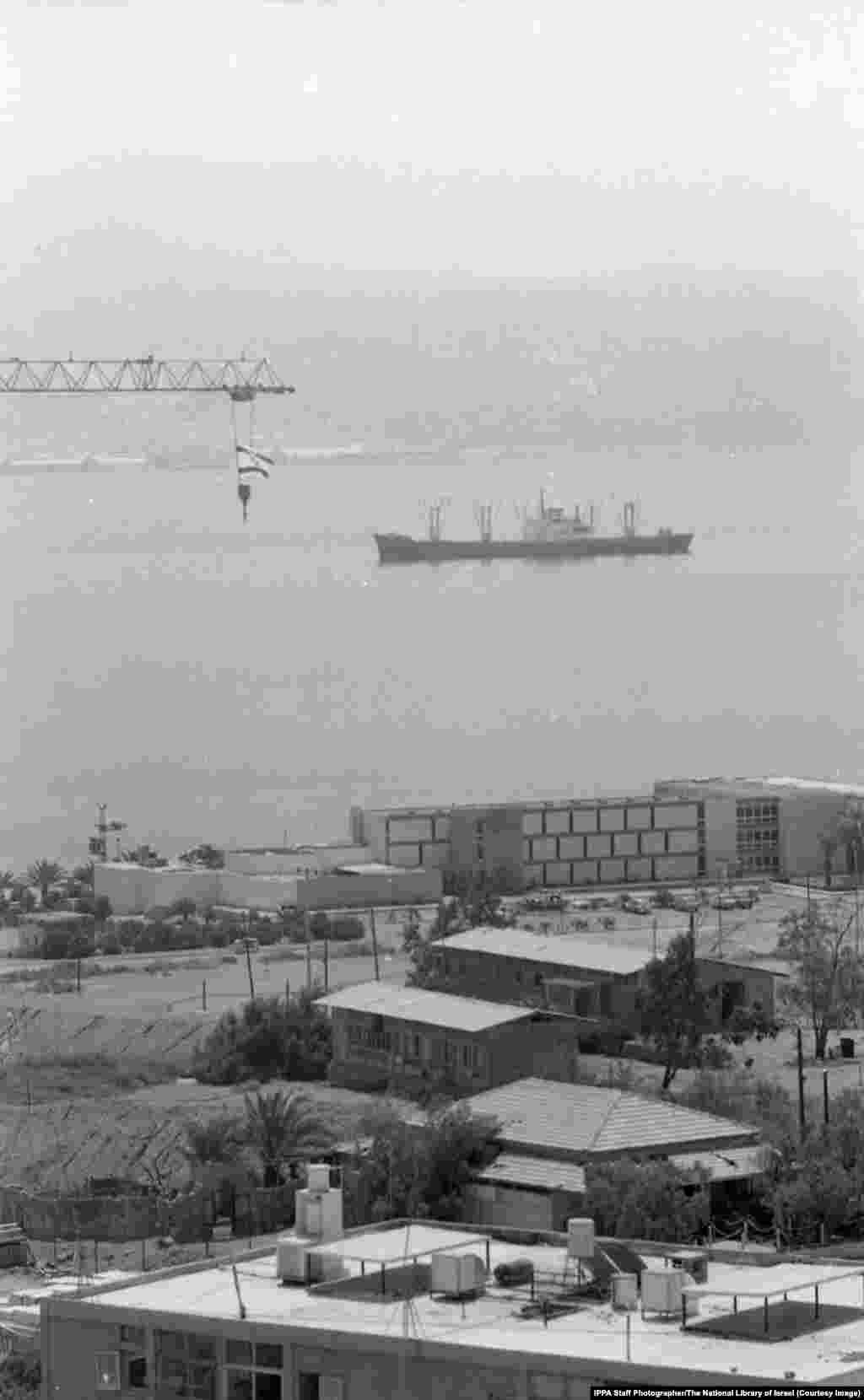 Иранский танкер с топливом прибывает в израильский порт в 1975 году.После Шестидневной войны в 1967 году арабы были настроены крайне враждебно по отношению к Израилю и его союзникам. В это время разразился международный нефтяной кризис. Иранская нефть стала спасательным кругом для Израиля