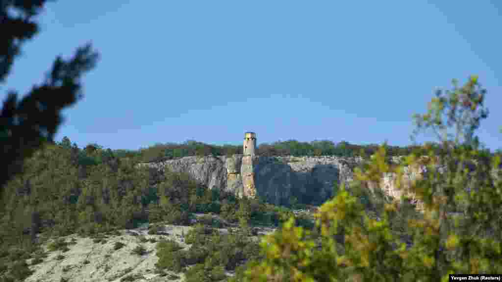 Вид на часовню на вершине горы Шулдан-Бурун, расположенную над самым обрывом на высоте 515 метров над уровнем моря. Монастырь Шулдан и жилые помещения находятся немного ниже, в скале. В скале еще в восьмом веке были выдолблены небольшие кельи, расположенные в два яруса. Сегодня в монастыре – около двадцати технических и служебных помещений, два храма. На территории монастыря круглогодично обитают иноки