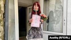 Супруга Азата Мифтахова Елена Горбань держит в руках свидетельство о браке. 23 июня 2021 года