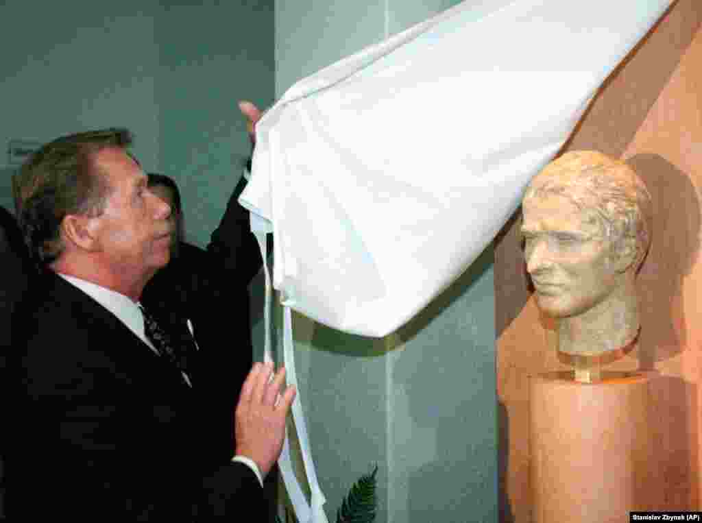 Вацлав Гавел, який став президентом Чехословаччини, внаслідок Оксамитової революції 1989 року, відкриває 16 січня 1999 року бюст Яна Палаха. Бюст був розміщений у школі у Вшетати, рідному місті Палаха неподалік Праги