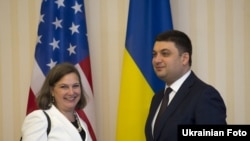 Виктория Нуланд и Владимир Гройсман во время встречи в апреле