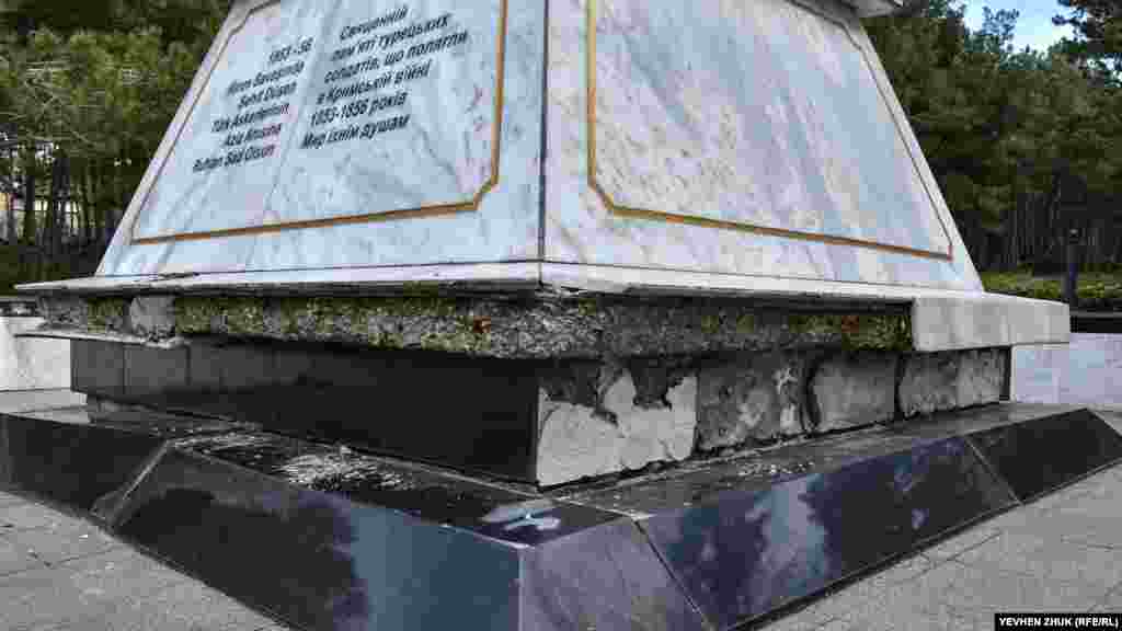 На фронтальной стороне усеченной пирамиды высечена надпись на турецком и украинском языках: «Священной памяти турецких солдат, которые полегли в Крымской войне 1853-1856 годов. Мир их душам»