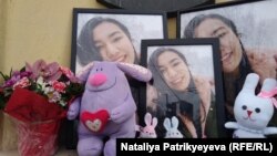 Люди принесли квіти до головного корпусу університету, де навчалась зникла Мукаддас Насирлаєва, Київ, 19 лютого 2918 року