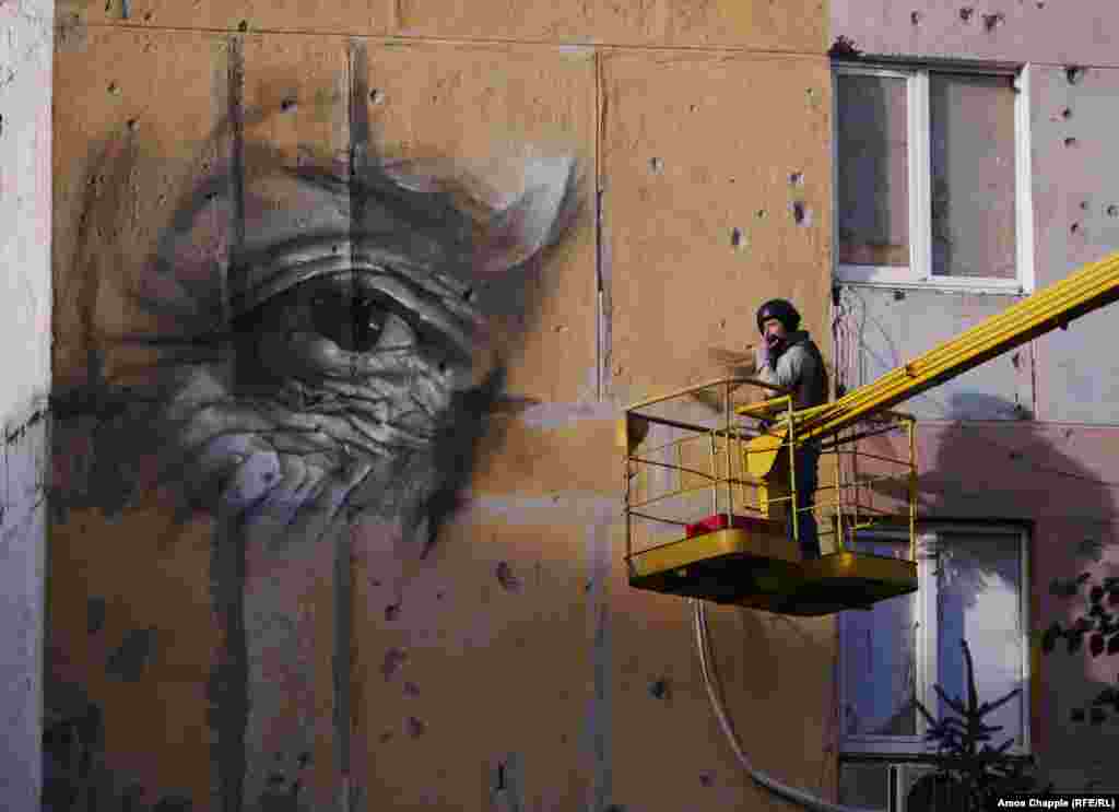 Ван Хелтен говорит, что у него нет намерения своей работой делать политическое заявление. «Кто я такой, чтобы делать заявления о сложной ситуации, как здесь? Честно говоря, я думаю, что если бы я пошел на другую сторону, то увидел бы тоже самое: точно таких же детей в классах. Тут разговор не про добро и зло»