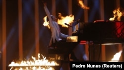 Український співак Melovin на сцені під час пісенного конкурсу «Євробачення-2018» в Лісабоні, Португалія, 10 травня 2018 року