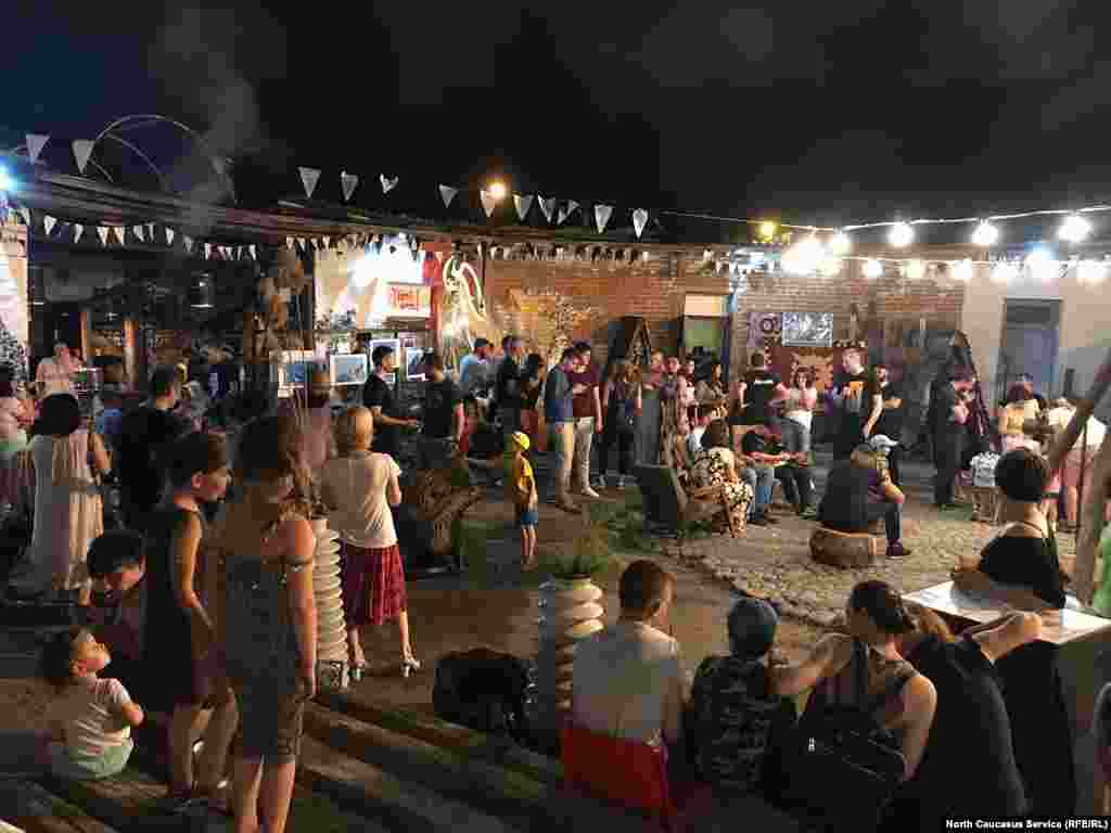 "Портал" - это сообщество свободных художников, возникшее во Владикавказе на заброшенной стройке Национального музея. После скандала с выселением власти выделили "Порталу" новое место - старые мастерские вдали от центра города