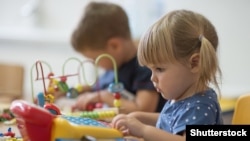 У проєкті держбюджету на 2021 рік закладено збільшення впродовж року зарплати вихователів дитсадків у середньому від 8 до 11 тисяч гривень