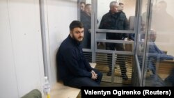 Олександр Аваков перебував в скляному боксі під час судового засідання, потім суд дозволив підозрюваному перебувати поряд з адвокатами 