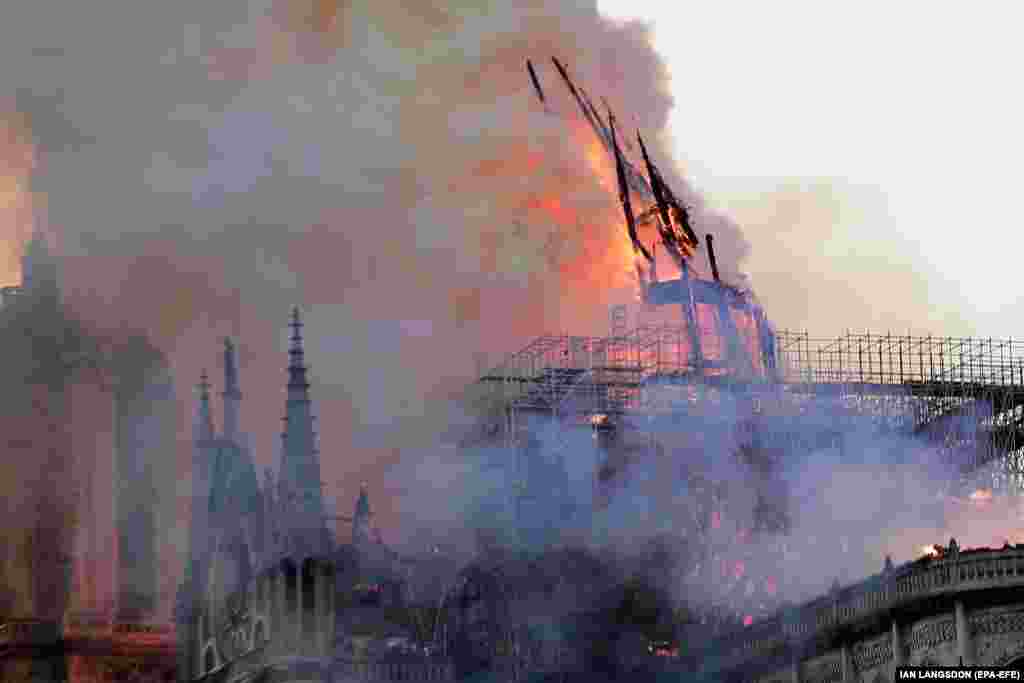 Через пожежу звалився шпиль собору. За словами представника собору, полум'я знищило всі дерев'яні конструкції, які підтримували дах  