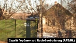 На воротах в посёлке Травневое