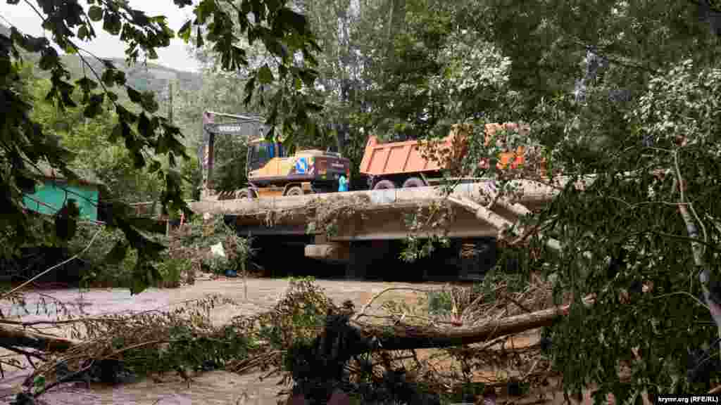 У моста образовалась «пробка» из снесенных потоком Бельбека деревьев, мусора, ила