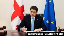 Шалва Папуашвілі пояснив це рішення тим, що відкриття сесії «має відзначати лише грузинський народ»