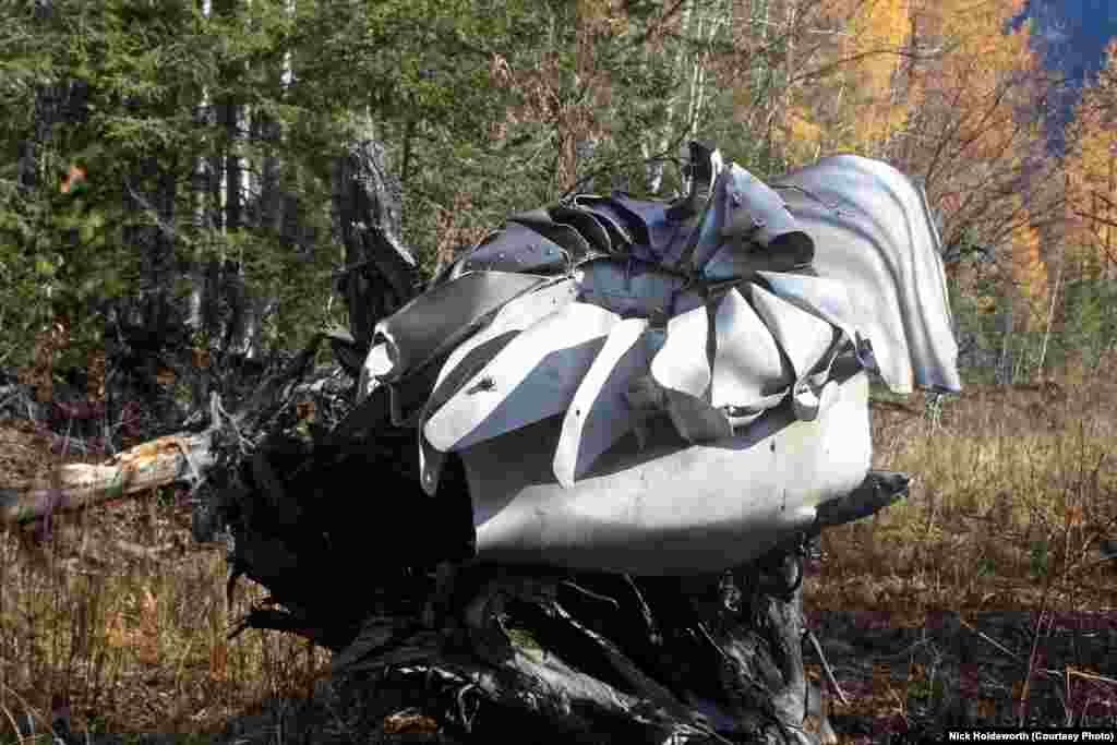 В нескольких минутах ходьбы от жилища Агафьи Лыковой можно увидеть часть разбившейся российской ракеты "Протон". Саяны расположены на траектории запусков с космодрома Байконур в Казахстане