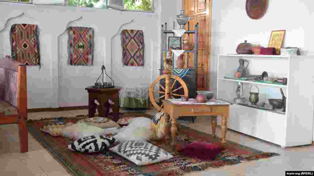 В кафе «Рушанна» из года в год интерьер дополняется новыми экспонатами