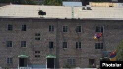 Захваченное здание полка патрульно-постовой службы в ереванском районе Эребуни