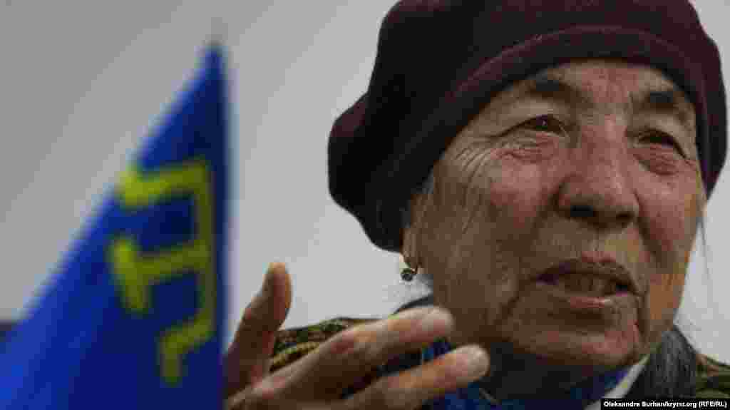 Декабрь 2019. Крымскотатарский флаг на столе рядом с ветераном национального движения Айше Сейтмуратовой. Она оказалась в депортации семилетней девочкой. А попытки вернуться в Крым в свое время закончились пребыванием в Лефортовской тюрьме и тремя годами колонии. 1 июня 2025 года на 89-ом году жизни Айше Сеитмуратова умерла в Крыму. Подробнее об истории ее жизни читайте здесь