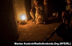 Разом з тим на початку квітня у зноні проведення ООС помітно загострилася ситуація. Кількість обстрілів зросла, як і калібр озброєння. На фото: позиції неподалік Мар'їнки, Донецька область. Військові зайшли в укриття під час одного з обстрілів