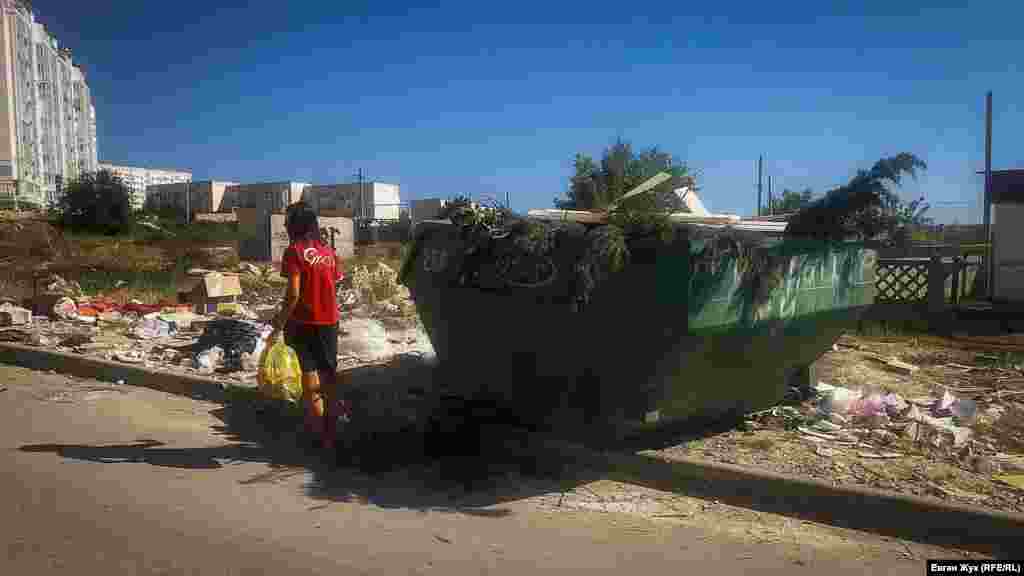 Контейнер-«лодка» переполнен, мусор бросают на землю рядом