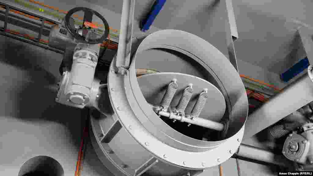 Vazdušni ventil u ventilacionom sistemu OSM. Filip kaže da se svake noći vrše testovi na OSM-u kako bi se osigurala njegova spremnost. Transportna kompanija je za RSE rekla da je ukupne troškove rada sistema teško izmjeriti, ali se za "popravke i održavanje" potroši oko 80 miliona čeških kruna (3,3 miliona dolara) godišnje.