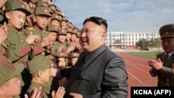 Лидер Северной Кореи Ким Чен Ын со студентами и преподавателями Революционной школы в Мангендэ