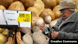 Коллаж: картофель и покупательница