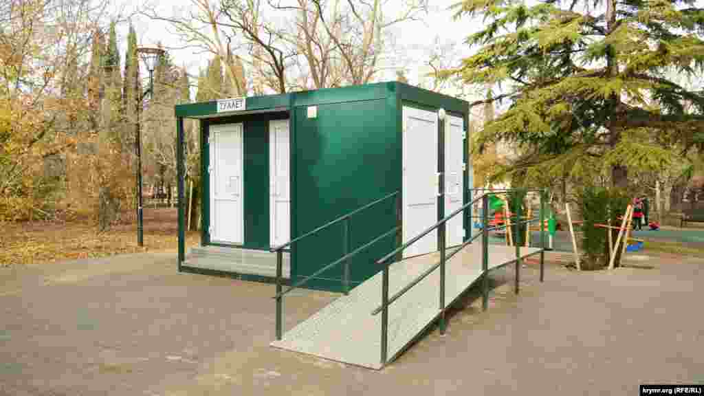 Туалет в сквере – на самом видном месте