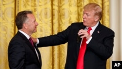 Президент США Дональд Трамп (п) і його спецпосланець Стів Віткофф, фото ілюстративне