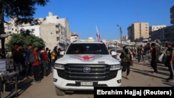 غزه، د اکتوبر ۱۳مه- اسراییلي برمته د سره صلیب په موټر کې له غزې څخه اسراییلو ته لېږدول کېږي