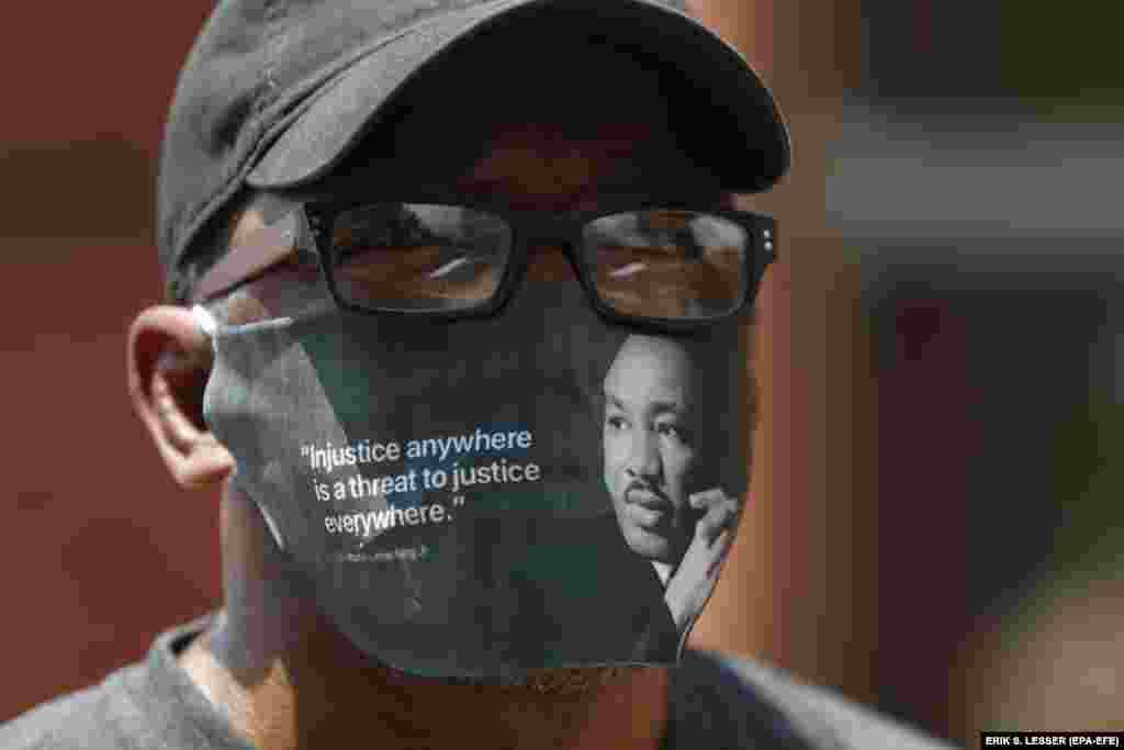 Учасник публічного прощання з Рейшардом Бруксом, який загинув під час сутички з поліцією 12 червня, у баптистській церкві «Ебенезер» в Атланті, штат Джорджія, США, 22 червня 2020 року