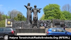 Монумент слави обгороджують у Львові, 23 квітня 2018 року