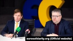 Адвокати п’ятого президента України Петра Порошенка – Ілля Новіков (ліворуч) та Ігор Головань