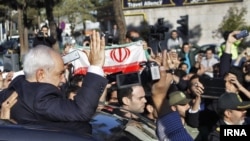 Министр иностранных дел Ирана Джавад Зариф приветствует соотечественников после возвращения из Лозанны. Тегеран, 03.04.2015