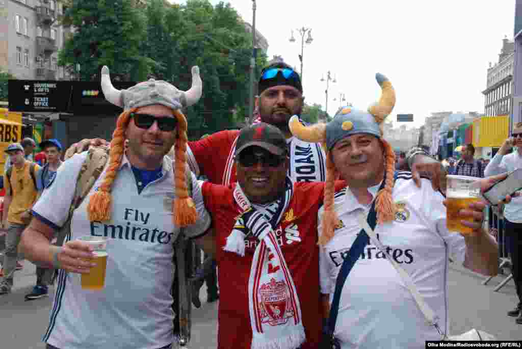 У фан-зоні не буває протистояння, кажуть вболівальники. Тут фанати двох клубів завжди раді один одному.