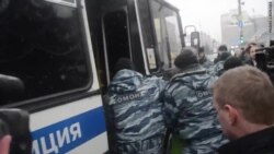 В День Конституции задержан лидер партии "Яблоко" В День Конституции задержан лидер партии "Яблоко"