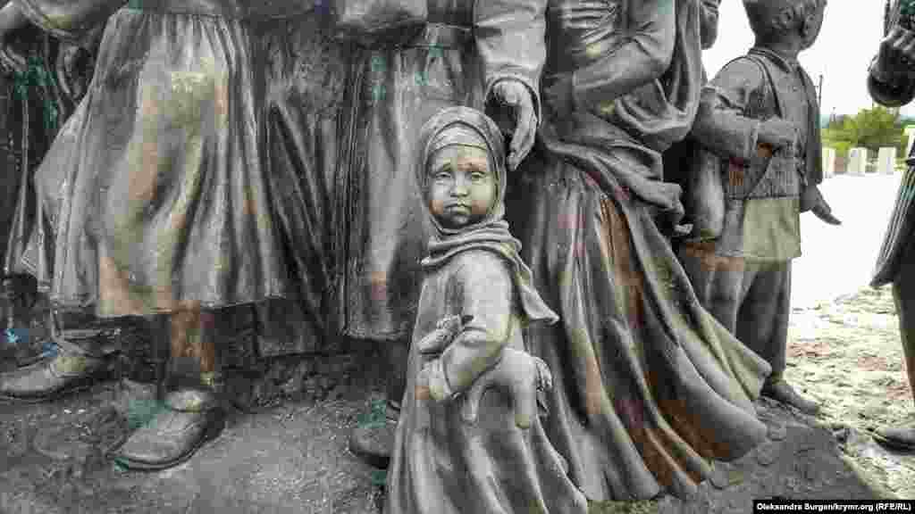 На скульптуре, выполненной из бронзы, отсутствует упоминание об исполнителях депортации – советских солдатах, которые по приказу Иосифа Сталина в 1944 году принудительно выселили крымских татар из своих домов на полуострове