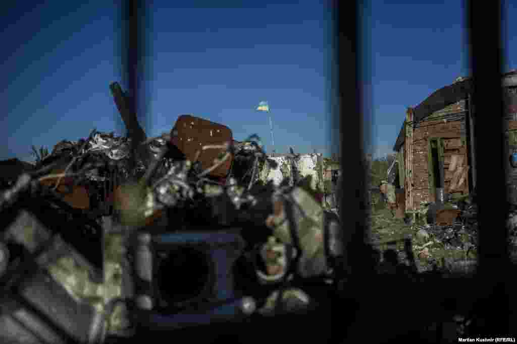 Антураж війни поруч із «троном». Груда понівеченого вибухами й уламками металу, а на фоні – прапор України