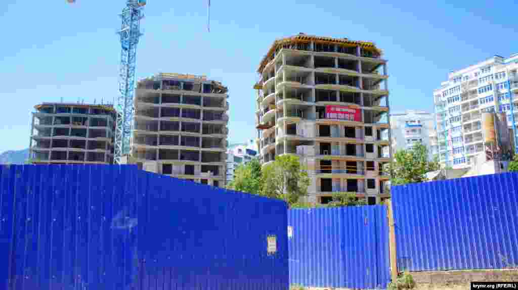 Здесь проходят стройки жилых домов для тех, кто за годы украинских реалий успел обзавестись жильем на территории «Артека» и теперь будет вынужден съехать. Выселяют с территории лагеря не всех, но многих 