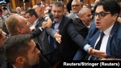 Tuča i guranje između predstavnika vlasti i opozicije obeležili su sednicu Skupštine Srbije 25. novembra.