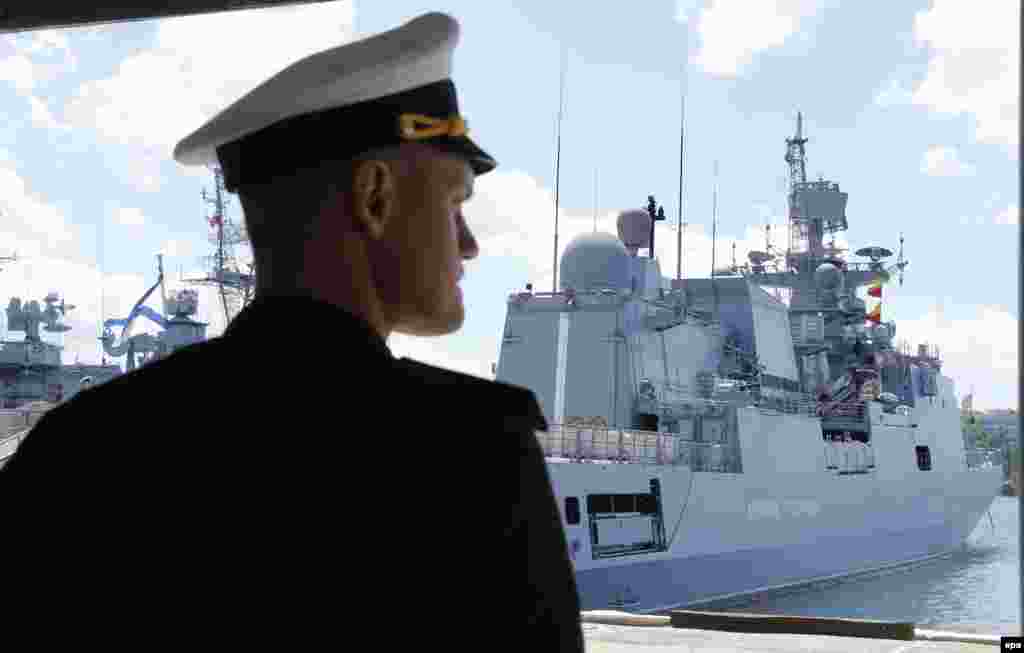Российский офицер ВМС стоит возле сторожевого фрегата «Адмирал Григорович», пришвартованного в Севастополе. 8 июля